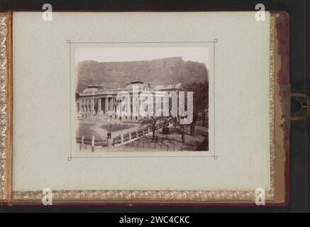 Facciata ovest dell'edificio del parlamento a città del Capo, c. 1880 - c. 1900 Fotografia parte di Reisalbum con foto di Sudafrica, Madeira, Portogallo, Francia e Germania. Supporto fotografico di città del Capo stampa albumen Lower House, Parliament, Chamber. Facciata (di casa o edificio) città del Capo Foto Stock