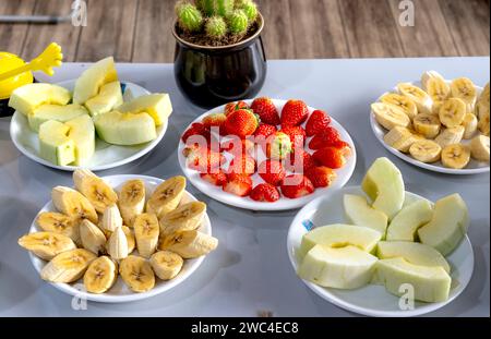 Frutta appena tagliata preparata per il laboratorio di assistenza sanitaria proattiva del gruppo nutrizionale Foto Stock