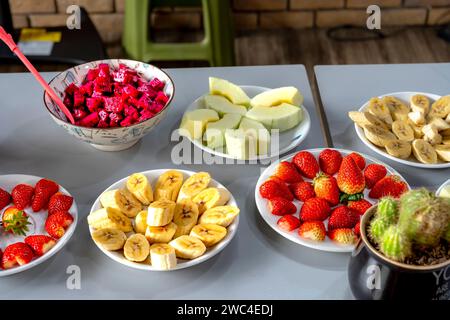 Frutta appena tagliata preparata per il laboratorio di assistenza sanitaria proattiva del gruppo nutrizionale Foto Stock