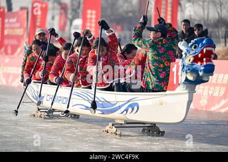 Pechino, regione autonoma cinese di Ningxia Hui. 13 gennaio 2024. Le persone competono durante una gara di draghi di ghiaccio in un parco a Yinchuan, nella regione autonoma Ningxia Hui della Cina nord-occidentale, 13 gennaio 2024. Crediti: Feng Kaihua/Xinhua/Alamy Live News Foto Stock