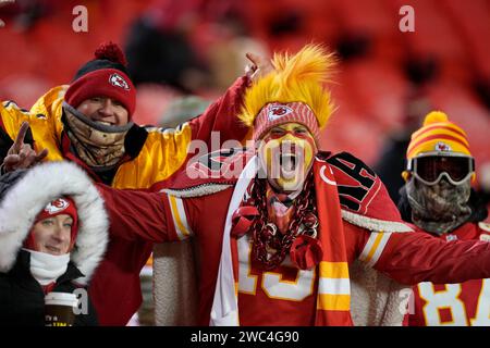 Kansas City, Stati Uniti. 13 gennaio 2024. I tifosi dei Kansas City Chiefs festeggiano la post-stagione con tempi sotto zero contro i Miami Dolphins nella partita dei playoff all'Arrowhead Stadium di Kansas City, Missouri, sabato 13 gennaio 2024. Foto di Jon Robichaud/UPI credito: UPI/Alamy Live News Foto Stock