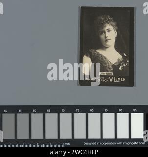 Ritratto di Lillian Russell, pubblicità per Orion W. Lemer, Anonymous, 1895 - 1910 Fotografia Stati Uniti d'America carta baryta gelatina stampa argento donna adulta. Persone storiche Stati Uniti d'America Foto Stock