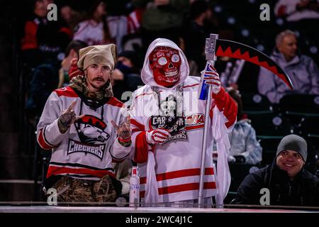 Charlotte, NC, USA. 13 gennaio 2024. I fan dei Charlotte Checkers si divertono prima del Queen City Outdoor Classic tra i Charlotte Checkers e i Rochester Americans al Truist Field di Charlotte, North Carolina. (Scott Kinser/CSM). Credito: csm/Alamy Live News Foto Stock