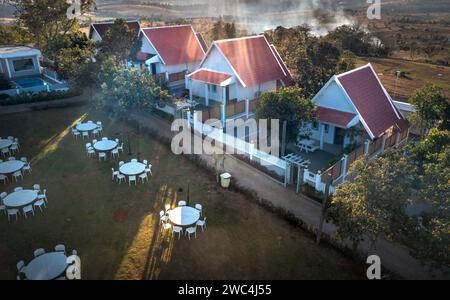 Pidoma resort, Krong San Monourom, Cambogia - 30 dicembre 2023: Prepararsi per la festa di fine anno al resort Pidoma a Krong Saen Monourom, Cambogia Foto Stock