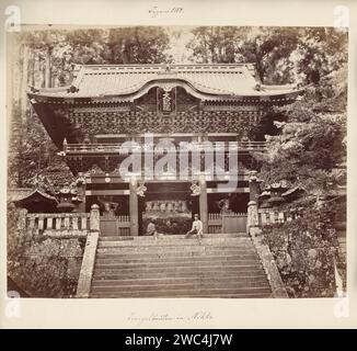 Vista del Taiyū-in Reibyō Nitemmon sul complesso del tempio di Nikko, Giappone, Anonimo, 1884 Fotografia di cartone Niknew Tashō-Gou. Tempio di stampa in albume di carta, santuario  Shinto Niknew Tashō-Gou Foto Stock