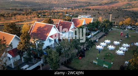 Pidoma resort, Krong San Monourom, Cambogia - 30 dicembre 2023: Prepararsi per la festa di fine anno al resort Pidoma a Krong Saen Monourom, Cambogia Foto Stock