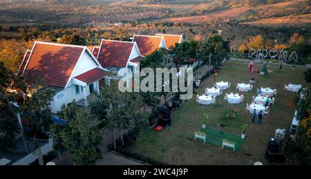 Pidoma resort, Krong San Monourom, Cambogia - 30 dicembre 2023: Prepararsi per la festa di fine anno al resort Pidoma a Krong Saen Monourom, Cambogia Foto Stock