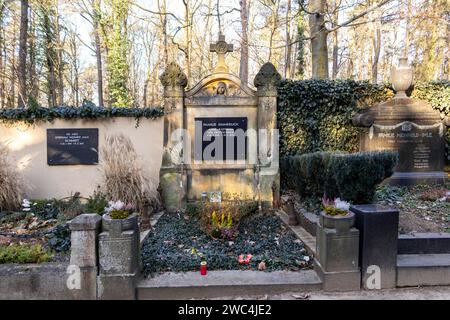 Der am 19.12.2023 im alter von 79 Jahren verstorbene Entertainer und Sänger Gunther Emmerlich soll seine letzte Ruhestätte neben seiner Ehefrau Anne-Kathrein 1948 - 2020 auf dem Waldfriedhof Bad Weißer Hirsch a Dresda. *** L'intrattenitore e cantante Gunther Emmerlich, morto il 19 12 2023 all'età di 79 anni, troverà il suo ultimo luogo di riposo accanto a sua moglie Anne Kathrein 1948 2020 nel cimitero forestale di Bad Weißer Hirsch a Dresda Foto Stock