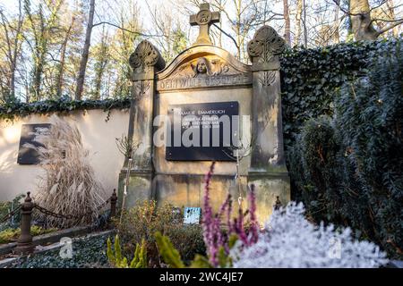 Der am 19.12.2023 im alter von 79 Jahren verstorbene Entertainer und Sänger Gunther Emmerlich soll seine letzte Ruhestätte neben seiner Ehefrau Anne-Kathrein 1948 - 2020 auf dem Waldfriedhof Bad Weißer Hirsch a Dresda. *** L'intrattenitore e cantante Gunther Emmerlich, morto il 19 12 2023 all'età di 79 anni, troverà il suo ultimo luogo di riposo accanto a sua moglie Anne Kathrein 1948 2020 nel cimitero forestale di Bad Weißer Hirsch a Dresda Foto Stock