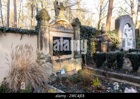 Der am 19.12.2023 im alter von 79 Jahren verstorbene Entertainer und Sänger Gunther Emmerlich soll seine letzte Ruhestätte neben seiner Ehefrau Anne-Kathrein 1948 - 2020 auf dem Waldfriedhof Bad Weißer Hirsch a Dresda. *** L'intrattenitore e cantante Gunther Emmerlich, morto il 19 12 2023 all'età di 79 anni, troverà il suo ultimo luogo di riposo accanto a sua moglie Anne Kathrein 1948 2020 nel cimitero forestale di Bad Weißer Hirsch a Dresda Foto Stock