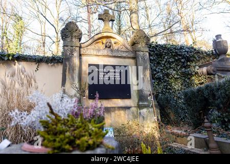 Der am 19.12.2023 im alter von 79 Jahren verstorbene Entertainer und Sänger Gunther Emmerlich soll seine letzte Ruhestätte neben seiner Ehefrau Anne-Kathrein 1948 - 2020 auf dem Waldfriedhof Bad Weißer Hirsch a Dresda. *** L'intrattenitore e cantante Gunther Emmerlich, morto il 19 12 2023 all'età di 79 anni, troverà il suo ultimo luogo di riposo accanto a sua moglie Anne Kathrein 1948 2020 nel cimitero forestale di Bad Weißer Hirsch a Dresda Foto Stock