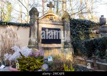 Der am 19.12.2023 im alter von 79 Jahren verstorbene Entertainer und Sänger Gunther Emmerlich soll seine letzte Ruhestätte neben seiner Ehefrau Anne-Kathrein 1948 - 2020 auf dem Waldfriedhof Bad Weißer Hirsch a Dresda. *** L'intrattenitore e cantante Gunther Emmerlich, morto il 19 12 2023 all'età di 79 anni, troverà il suo ultimo luogo di riposo accanto a sua moglie Anne Kathrein 1948 2020 nel cimitero forestale di Bad Weißer Hirsch a Dresda Foto Stock