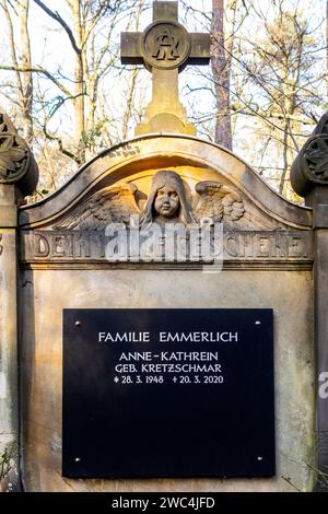 Der am 19.12.2023 im alter von 79 Jahren verstorbene Entertainer und Sänger Gunther Emmerlich soll seine letzte Ruhestätte neben seiner Ehefrau Anne-Kathrein 1948 - 2020 auf dem Waldfriedhof Bad Weißer Hirsch a Dresda. *** L'intrattenitore e cantante Gunther Emmerlich, morto il 19 12 2023 all'età di 79 anni, troverà il suo ultimo luogo di riposo accanto a sua moglie Anne Kathrein 1948 2020 nel cimitero forestale di Bad Weißer Hirsch a Dresda Foto Stock