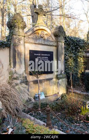 Der am 19.12.2023 im alter von 79 Jahren verstorbene Entertainer und Sänger Gunther Emmerlich soll seine letzte Ruhestätte neben seiner Ehefrau Anne-Kathrein 1948 - 2020 auf dem Waldfriedhof Bad Weißer Hirsch a Dresda. *** L'intrattenitore e cantante Gunther Emmerlich, morto il 19 12 2023 all'età di 79 anni, troverà il suo ultimo luogo di riposo accanto a sua moglie Anne Kathrein 1948 2020 nel cimitero forestale di Bad Weißer Hirsch a Dresda Foto Stock