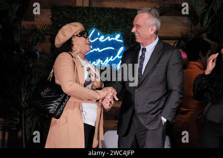 Atlanta, Georgia, USA. 13 gennaio 2024. Il candidato presidenziale indipendente Robert F. Kennedy Jr posa parla con uno dei partecipanti a una discussione ad Atlanta. La discussione del panel si è concentrata su diverse questioni relative alle donne nere, tra cui la crisi della maternità in Georgia, le questioni di genere nello sport, l'economia delle piccole imprese, la censura dei media e la violenza delle armi. (Immagine di credito: © John Arthur Brown/ZUMA Press Wire) SOLO USO EDITORIALE! Non per USO commerciale! Foto Stock