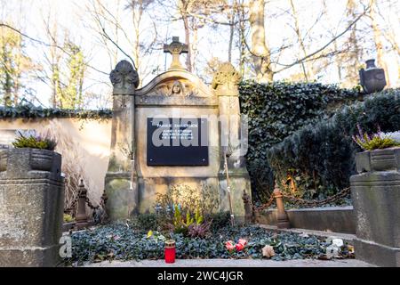 Der am 19.12.2023 im alter von 79 Jahren verstorbene Entertainer und Sänger Gunther Emmerlich soll seine letzte Ruhestätte neben seiner Ehefrau Anne-Kathrein 1948 - 2020 auf dem Waldfriedhof Bad Weißer Hirsch a Dresda. *** L'intrattenitore e cantante Gunther Emmerlich, morto il 19 12 2023 all'età di 79 anni, troverà il suo ultimo luogo di riposo accanto a sua moglie Anne Kathrein 1948 2020 nel cimitero forestale di Bad Weißer Hirsch a Dresda Foto Stock