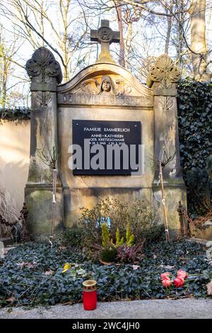 Der am 19.12.2023 im alter von 79 Jahren verstorbene Entertainer und Sänger Gunther Emmerlich soll seine letzte Ruhestätte neben seiner Ehefrau Anne-Kathrein 1948 - 2020 auf dem Waldfriedhof Bad Weißer Hirsch a Dresda. *** L'intrattenitore e cantante Gunther Emmerlich, morto il 19 12 2023 all'età di 79 anni, troverà il suo ultimo luogo di riposo accanto a sua moglie Anne Kathrein 1948 2020 nel cimitero forestale di Bad Weißer Hirsch a Dresda Foto Stock