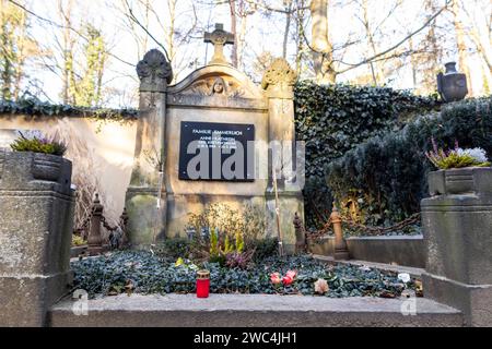 Der am 19.12.2023 im alter von 79 Jahren verstorbene Entertainer und Sänger Gunther Emmerlich soll seine letzte Ruhestätte neben seiner Ehefrau Anne-Kathrein 1948 - 2020 auf dem Waldfriedhof Bad Weißer Hirsch a Dresda. *** L'intrattenitore e cantante Gunther Emmerlich, morto il 19 12 2023 all'età di 79 anni, troverà il suo ultimo luogo di riposo accanto a sua moglie Anne Kathrein 1948 2020 nel cimitero forestale di Bad Weißer Hirsch a Dresda Foto Stock