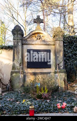 Der am 19.12.2023 im alter von 79 Jahren verstorbene Entertainer und Sänger Gunther Emmerlich soll seine letzte Ruhestätte neben seiner Ehefrau Anne-Kathrein 1948 - 2020 auf dem Waldfriedhof Bad Weißer Hirsch a Dresda. *** L'intrattenitore e cantante Gunther Emmerlich, morto il 19 12 2023 all'età di 79 anni, troverà il suo ultimo luogo di riposo accanto a sua moglie Anne Kathrein 1948 2020 nel cimitero forestale di Bad Weißer Hirsch a Dresda Foto Stock