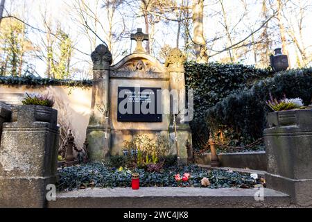 Der am 19.12.2023 im alter von 79 Jahren verstorbene Entertainer und Sänger Gunther Emmerlich soll seine letzte Ruhestätte neben seiner Ehefrau Anne-Kathrein 1948 - 2020 auf dem Waldfriedhof Bad Weißer Hirsch a Dresda. *** L'intrattenitore e cantante Gunther Emmerlich, morto il 19 12 2023 all'età di 79 anni, troverà il suo ultimo luogo di riposo accanto a sua moglie Anne Kathrein 1948 2020 nel cimitero forestale di Bad Weißer Hirsch a Dresda Foto Stock