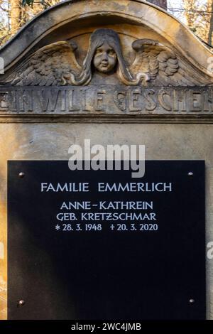 Der am 19.12.2023 im alter von 79 Jahren verstorbene Entertainer und Sänger Gunther Emmerlich soll seine letzte Ruhestätte neben seiner Ehefrau Anne-Kathrein 1948 - 2020 auf dem Waldfriedhof Bad Weißer Hirsch a Dresda. *** L'intrattenitore e cantante Gunther Emmerlich, morto il 19 12 2023 all'età di 79 anni, troverà il suo ultimo luogo di riposo accanto a sua moglie Anne Kathrein 1948 2020 nel cimitero forestale di Bad Weißer Hirsch a Dresda Foto Stock