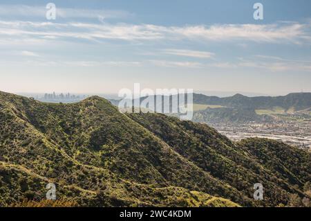 Vista aerea del centro di Los Angeles all'orizzonte lontano e della San Fernando Valley, dalle Verdugo Mountains, Burbank, California Foto Stock