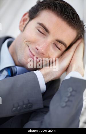 Uomo d'affari stanco, tranquillo e dormiente in un'amaca a basso consumo energetico, riposa o riposa all'aperto. Assonnato, sorriso o volto di un imprenditore maschio fuori con Foto Stock