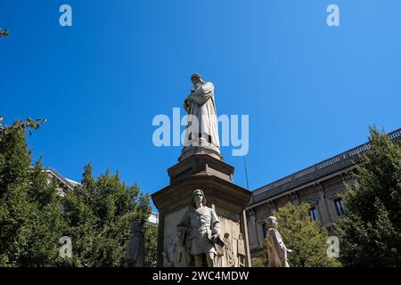 Dettaglio del monumento a Leonardo da Vinci, un gruppo scultoreo commemorativo situato in Piazza della Scala di Milano Foto Stock