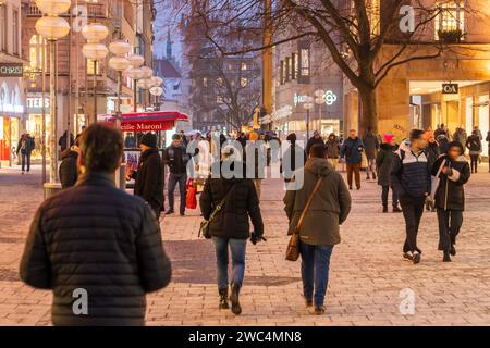 Münchner beim Shopping in der Kaufingerstraße, eiskalter Wintertag, München, Januar 2024 Deutschland, München, Januar 2024, Münchner beim Shopping in der Kaufingerstraße an einem eiskalten Wintertag, Temperaturen bei -6 Grad Celsius, Einkaufsstraße, Passanten bummeln am Donnerstagnachmittag durch die Fußgängerzone, Schaufenster leuchten in der Dämmerung, Winterwetter, Winter, Bayern *** i residenti di Monaco che fanno shopping in Kaufingerstrasse, freddo inverno, Monaco di Baviera, gennaio 2024 Germania, Monaco di Baviera, gennaio 2024, i residenti di Monaco fanno shopping a Kaufingerstrasse in una fredda giornata invernale, temperat Foto Stock