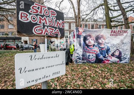 Cartelli visti nel corso della Corte internazionale di giustizia (udienza della Corte internazionale di giustizia). Centinaia di sostenitori pro-palestinesi e alcuni pro-israeliani sono stati tenuti ben separati oggi, al di fuori della Corte internazionale di giustizia (ICJ) o del Palazzo della Pace dell'Aia, il secondo giorno dell'udienza. Il Sudafrica ha accusato Israele di genocidio nei confronti del popolo palestinese. Oggi, gli israeliani hanno avuto la possibilità di difendersi in tribunale e hanno respinto con veemenza le accuse come "infondate” e antisemite. A Gaza sono state uccise più di 23.800 persone - per lo più donne e bambini e decine di migliaia inj Foto Stock
