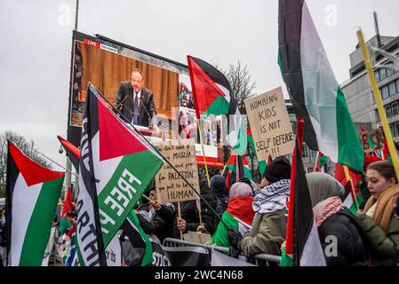 I palestinesi e i loro sostenitori guardano una trasmissione in diretta dei caricatori portati dal Sud Africa contro lo Stato di Israele, durante l'audizione della Corte internazionale di giustizia (ICJ). Centinaia di sostenitori pro-palestinesi e alcuni pro-israeliani sono stati tenuti ben separati oggi, al di fuori della Corte internazionale di giustizia (ICJ) o del Palazzo della Pace dell'Aia, il secondo giorno dell'udienza. Il Sudafrica ha accusato Israele di genocidio nei confronti del popolo palestinese. Oggi, israeliani hanno avuto la possibilità di difendersi in tribunale e hanno respinto con veemenza le accuse come "infondate” e A. Foto Stock