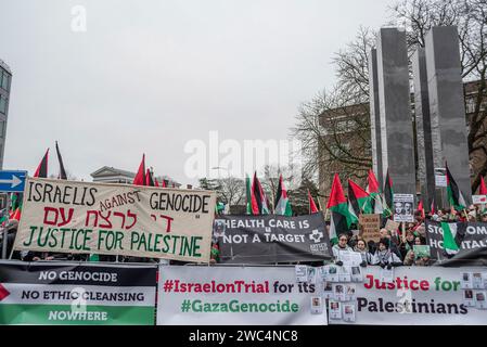 L'Aia, Olanda meridionale, Paesi Bassi. 12 febbraio 2014. I manifestanti partecipano alla Corte internazionale di giustizia (udienza ICJ). Centinaia di sostenitori pro-palestinesi e alcuni pro-israeliani sono stati tenuti ben separati oggi, al di fuori della Corte internazionale di giustizia (ICJ) o del Palazzo della Pace dell'Aia, il secondo giorno dell'udienza. Il Sudafrica ha accusato Israele di genocidio nei confronti del popolo palestinese. Oggi, gli israeliani hanno avuto la possibilità di difendersi in tribunale e hanno respinto con veemenza le accuse come "infondate” e antisemite. A Gaza, più di 23.800 persone â Foto Stock