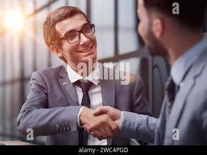 Due diversi uomini d'affari analisti partner parlare, lavorando insieme Foto Stock