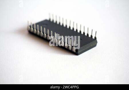 circuito integrato a 28 gambe isolato su un bianco. Componente elettronico semiconduttore. Foto Stock