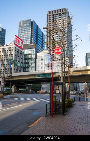 Tokyo, Giappone, gennaio 2024. il cartello che indica l'assunzione di acqua di un idrante sul marciapiede di una strada nel centro della città Foto Stock