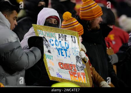 Kansas City, Stati Uniti. 13 gennaio 2024. I tifosi dei Chiefs prendono in giro i Dolphins con il tempo sotto zero nel secondo quarto contro i Miami Dolphins nella partita dei playoff all'Arrowhead Stadium di Kansas City, Missouri, sabato 13 gennaio 2024. Foto di Jon Robichaud/UPI credito: UPI/Alamy Live News Foto Stock