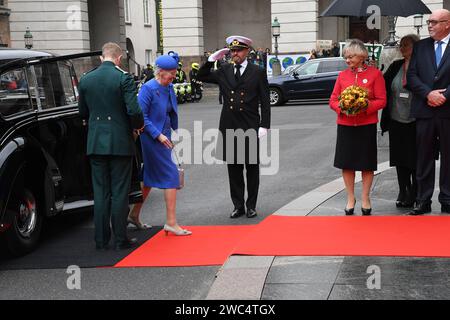 Copenaghen/Danimarca 02 ottobre 2018.. La famiglia raoyal danese H.M.la Regina Margrethe II arriva una prima volta dopo la morte del suo marito principe ereditario principe Federico e la pricessa della Corona Maria e il principe joachim e la principessa marie e la principessa Benedikt e la famiglia reale sono stati accolti dal parlamento danese eletti membri e presidente del parlamento MS.Pia Kjarsgaard in danese Parliamenet si apre ogni anno come anche quest'anno a christiansborg a Copenhagen in Danimarca. (Foto. Francis Joseph Dean / Deanpictures. Foto Stock