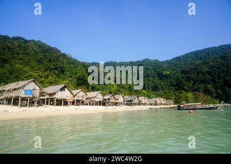 Tradizionale barca tailandese con motore diesel a coda lunga nel villaggio Morgan, insediamento tribale degli zingari del mare nel sud della Thailandia. Isole Surin, Mare delle Andamane, tel Foto Stock