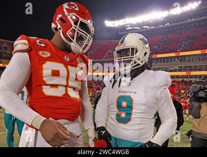 Kansas City, Stati Uniti. 13 gennaio 2024. Il defensive tackle dei Kansas City Chiefs Chris Jones (95) parla con il linebacker dei Miami Dolphins Melvin Ingram (9) dopo la partita di playoff all'Arrowhead Stadium di Kansas City, Missouri, sabato 13 gennaio 2024. Foto di Jon Robichaud/UPI credito: UPI/Alamy Live News Foto Stock