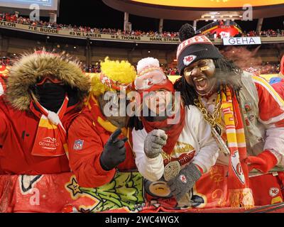 Kansas City, Stati Uniti. 13 gennaio 2024. Al di sotto dei tempi di 0 gradi fanno emergere le pazze nella partita dei Kansas City Chiefs contro i Miami Dolphins Wild card playoff all'Arrowhead Stadium di Kansas City, Missouri, sabato 13 gennaio 2024. Foto di Jon Robichaud/UPI credito: UPI/Alamy Live News Foto Stock