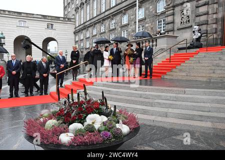 Copenaghen/Danimarca 02 ottobre 2018.. Famiglia di raoyal danese H.M.la regina Margrethe II arriva sola la prima volta dopo la morte del marito principe henriks principe ereditario Frederik e pregiata della corona Maria e il principe gioacchino e la principessa maria e la principessa Benedikt e la principessa reale notoriamente sono stati accolti dai membri eletti del parlamento danese e dal presidente del parlamento Ms.Pia Kjarsgaard in danese ogni anno, come anche quest'anno a christiansborg, Copenaghen, Danimarca, si celebra la cerimonia di apertura del Parlamento. Foto. Francis Joseph Dean / Deanpicture. Foto Stock