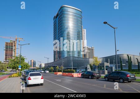 TASHKENT, UZBEKISTAN - 3 SETTEMBRE 2022: Vista dell'edificio dell'hotel Hilton in un soleggiato giorno di settembre Foto Stock