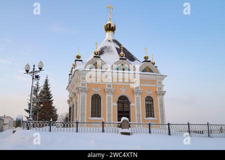 RYBINSK, RUSSIA - 1 GENNAIO 2024: Antica cappella di San Nicholas il Wonderworker in un giorno di gennaio Foto Stock