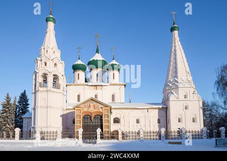 L'antica Chiesa di Elia il Profeta (1647-1650) da vicino in un soleggiato giorno di gennaio. Yaroslavl, anello d'oro della Russia Foto Stock