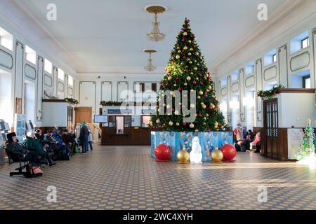 RYBINSK, RUSSIA - 3 GENNAIO 2024: Albero di Capodanno nella biglietteria della vecchia stazione ferroviaria Foto Stock