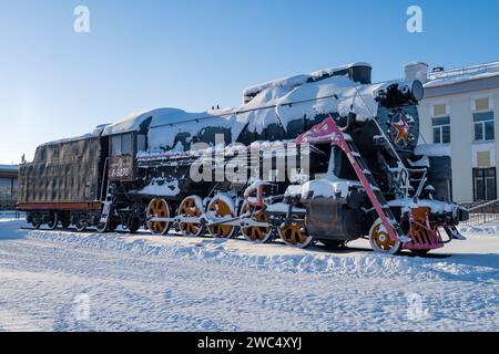 RYBINSK, RUSSIA - 3 GENNAIO 2024: Vecchio monumento sovietico della locomotiva a vapore (L-5270, Lebedyanka) in un gelido giorno di gennaio Foto Stock