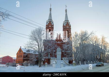 RYBINSK, RUSSIA - 3 GENNAIO 2024: L'antica Chiesa cattolica del Sacro cuore di Gesù in un gelido giorno di gennaio Foto Stock