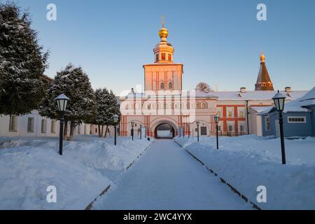 Crepuscolo di gennaio nel monastero Iversky Valdai. Vista della chiesa di San Michele Arcangelo (1685). Regione di Novgorod, Russia Foto Stock