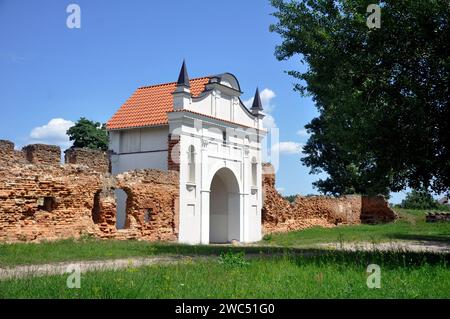 Cancello d'ingresso restaurato e resti delle mura della Certosa del 1648-1666 nella città di Bereza, Bielorussia. Foto Stock