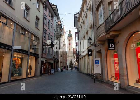 ST. GALLEN, SVIZZERA - 3 GENNAIO 2024: Via deserta a St Gallen che porta all'abbazia Foto Stock